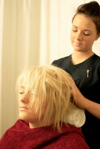 Vrouw met hoofd massag — Stockfoto