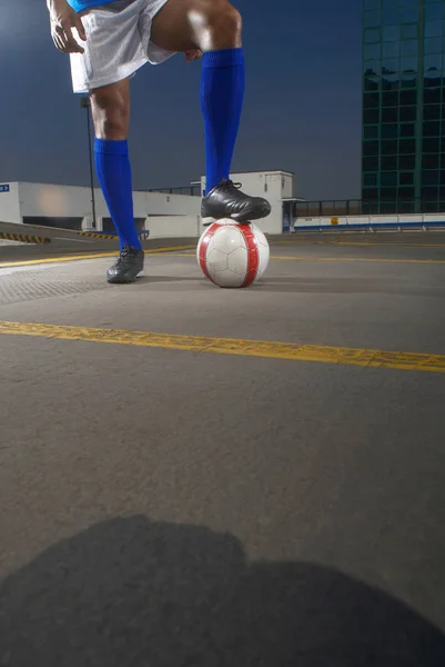 Futbolcu Topa Çatı Ile Resim Kırpılmış — Stok fotoğraf