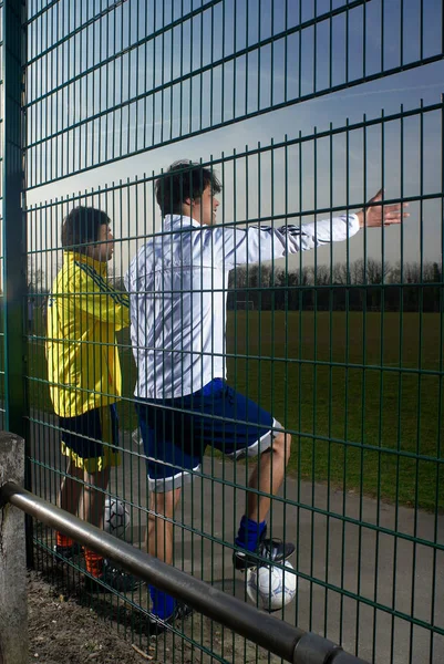 İki futbolcular oyun izlerken — Stok fotoğraf