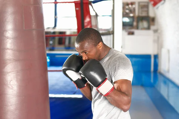 Boxer Menggunakan Punching Bag Gym — Stok Foto