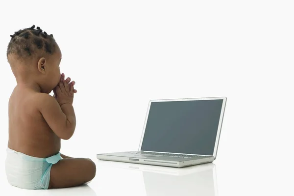 Babysitten met laptop — Stockfoto