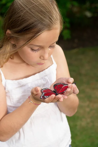 Meisje bedrijf vlinder — Stockfoto