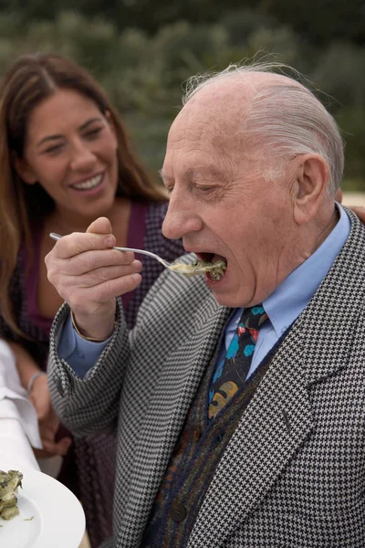 テーブルで食べている男 — ストック写真