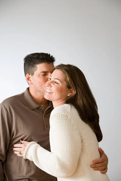 Marido cariñoso y esposa sonriente — Foto de Stock