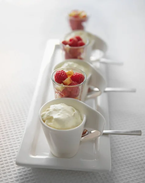 Чашки с ванильным кремом и свежими фруктами — стоковое фото