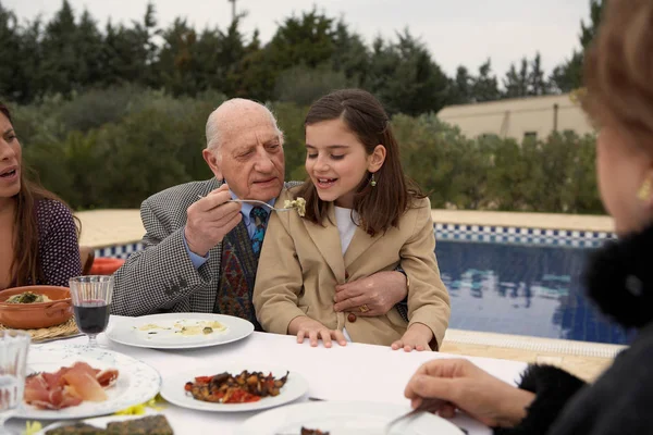 屋外で食べることの 3 世代家族 — ストック写真