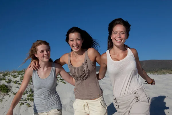 Девушки бегают по песчаному пляжу — стоковое фото