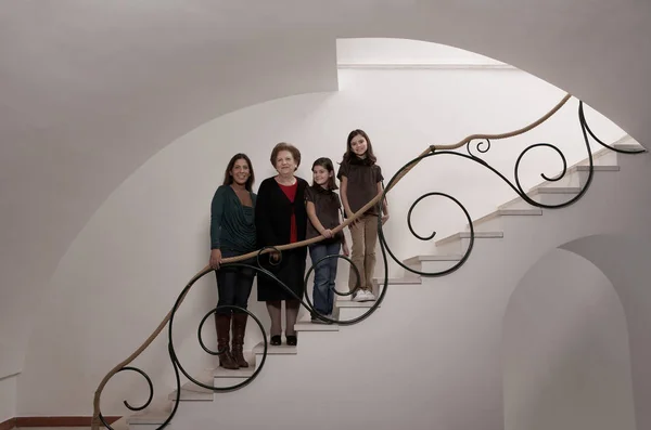 계단에 가족의 3 세대 — 스톡 사진