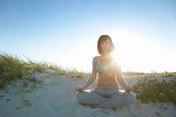 Mädchen beim Yoga — Stockfoto