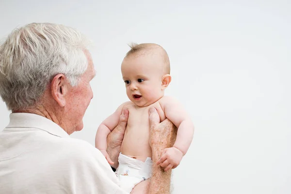 할아버지 보유 아기 — 스톡 사진