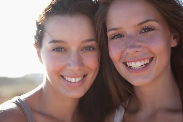 Девушки улыбаются в камеру — стоковое фото