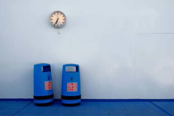 Deux Poubelles Couleur Bleue Côté Mur — Photo