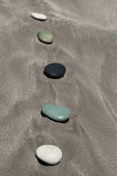 Guijarros en la arena en la playa — Foto de Stock