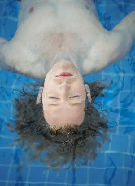 Portrét Muže Plovoucího Bazénu — Stock fotografie