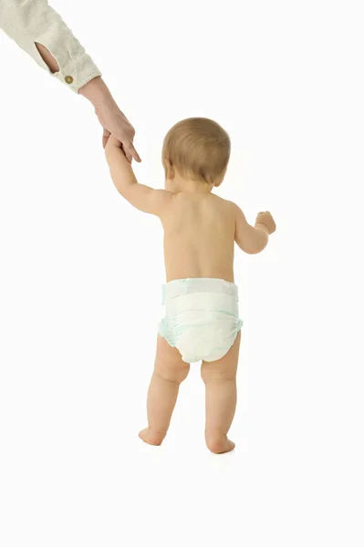 Volwassen helpen baby om te lopen — Stockfoto