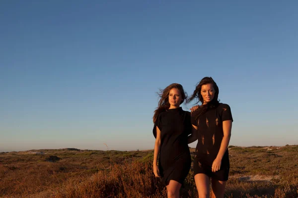 Meninas andando ao ar livre — Fotografia de Stock