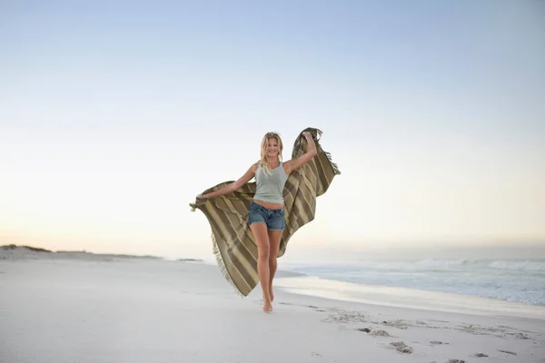 Flicka gå på stranden — Stockfoto