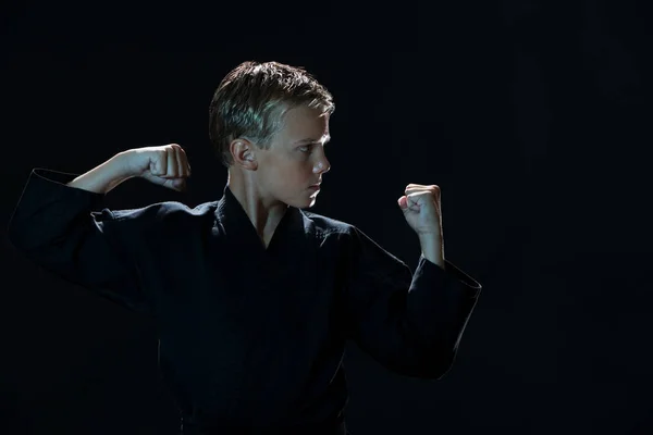 Karatea harjoitteleva poika — kuvapankkivalokuva