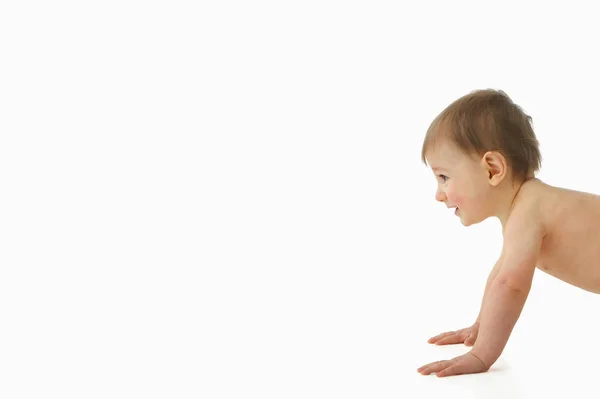 Bebê rastejando no branco — Fotografia de Stock