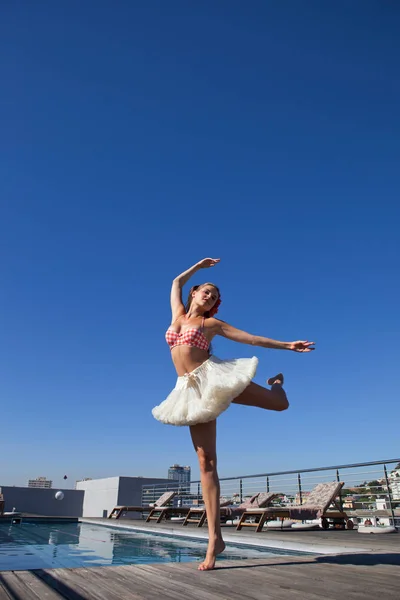 Mujer en tutú bailando junto a la piscina —  Fotos de Stock