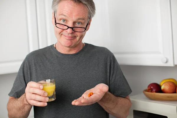 Adam vitaminler ve portakal suyu — Stok fotoğraf