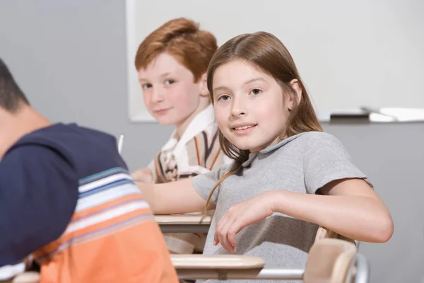 Barn som sitter i klassrummet — Stockfoto