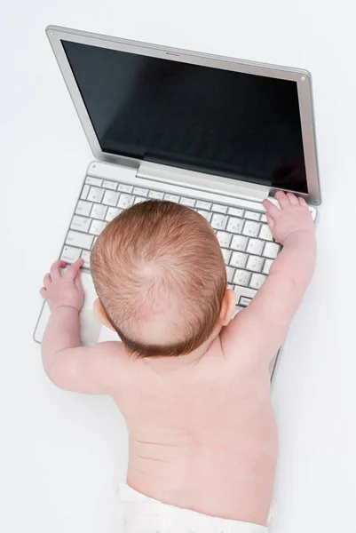 Vista superior del bebé con ordenador portátil — Foto de Stock
