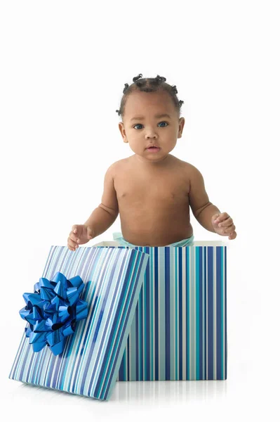 Дитина стоїть у подарунковій коробці — стокове фото