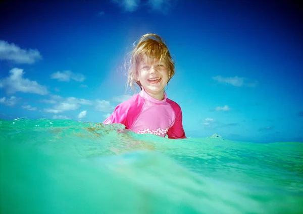 Chica nadando en el mar — Foto de Stock