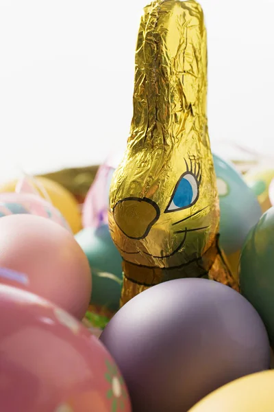 Conejo de chocolate entre los huevos — Foto de Stock