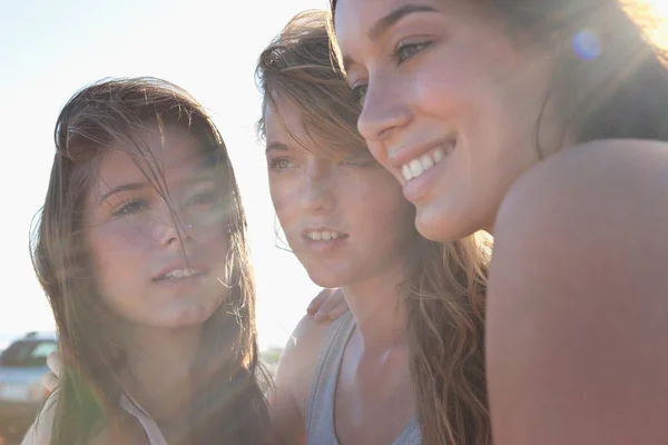 Chicas sonriendo y mirando a la cámara —  Fotos de Stock