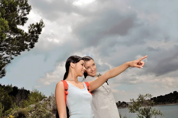 Две женщины смотрят на горизонт — стоковое фото