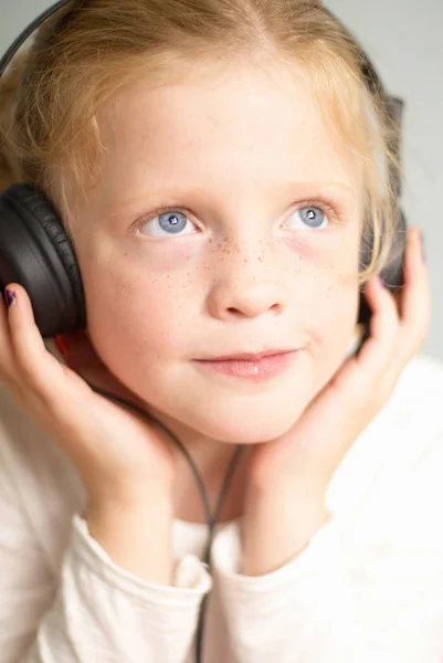 Chica con auriculares en escuchar música — Foto de Stock