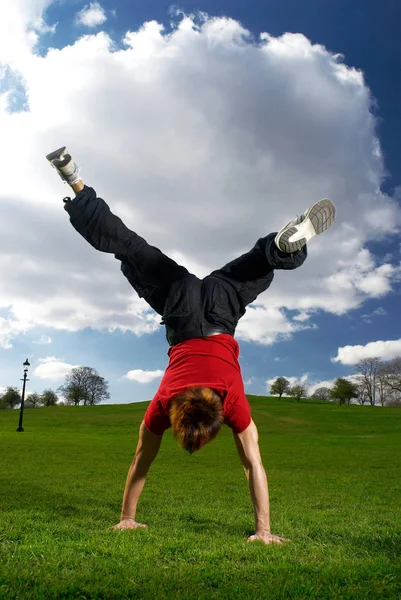 Hombre realizando handstand — Foto de Stock
