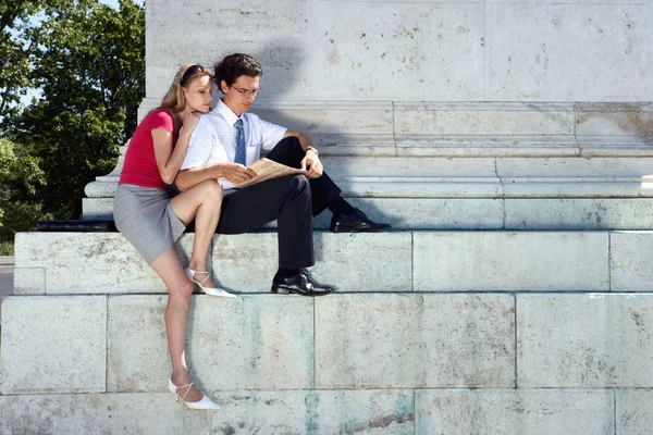 Paret sitter i hjälte Square — Stockfoto