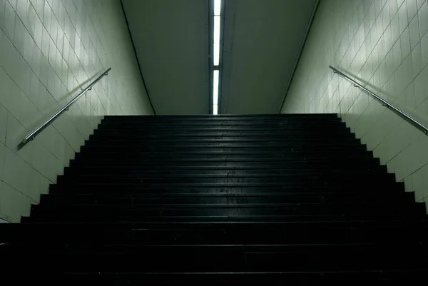 Schwarze Treppe in U-Bahn — Stockfoto