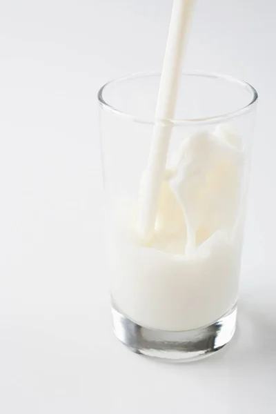 Mjölk hälla i glas — Stockfoto