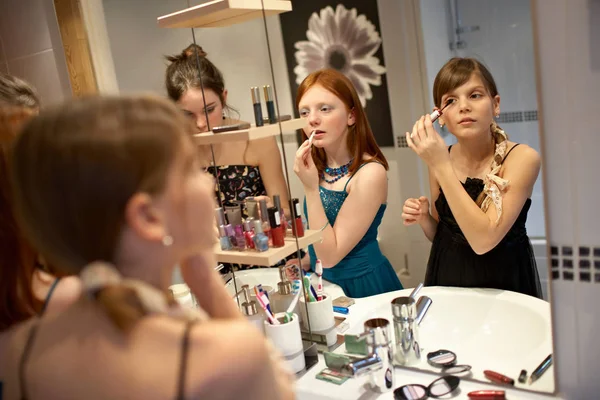 Genç kızlar makyaj uygulamak — Stok fotoğraf