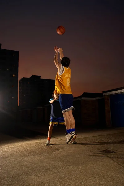 Giocatore di basket salto e tiro — Foto Stock