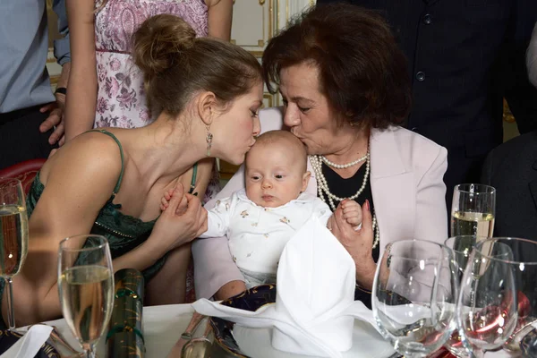 赤ちゃんにキスする 2 人の女性 — ストック写真