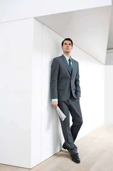 Uomo in giacca e cravatta attesa con giornale — Foto Stock