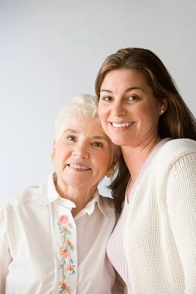 Sorrindo mãe e filha — Fotografia de Stock