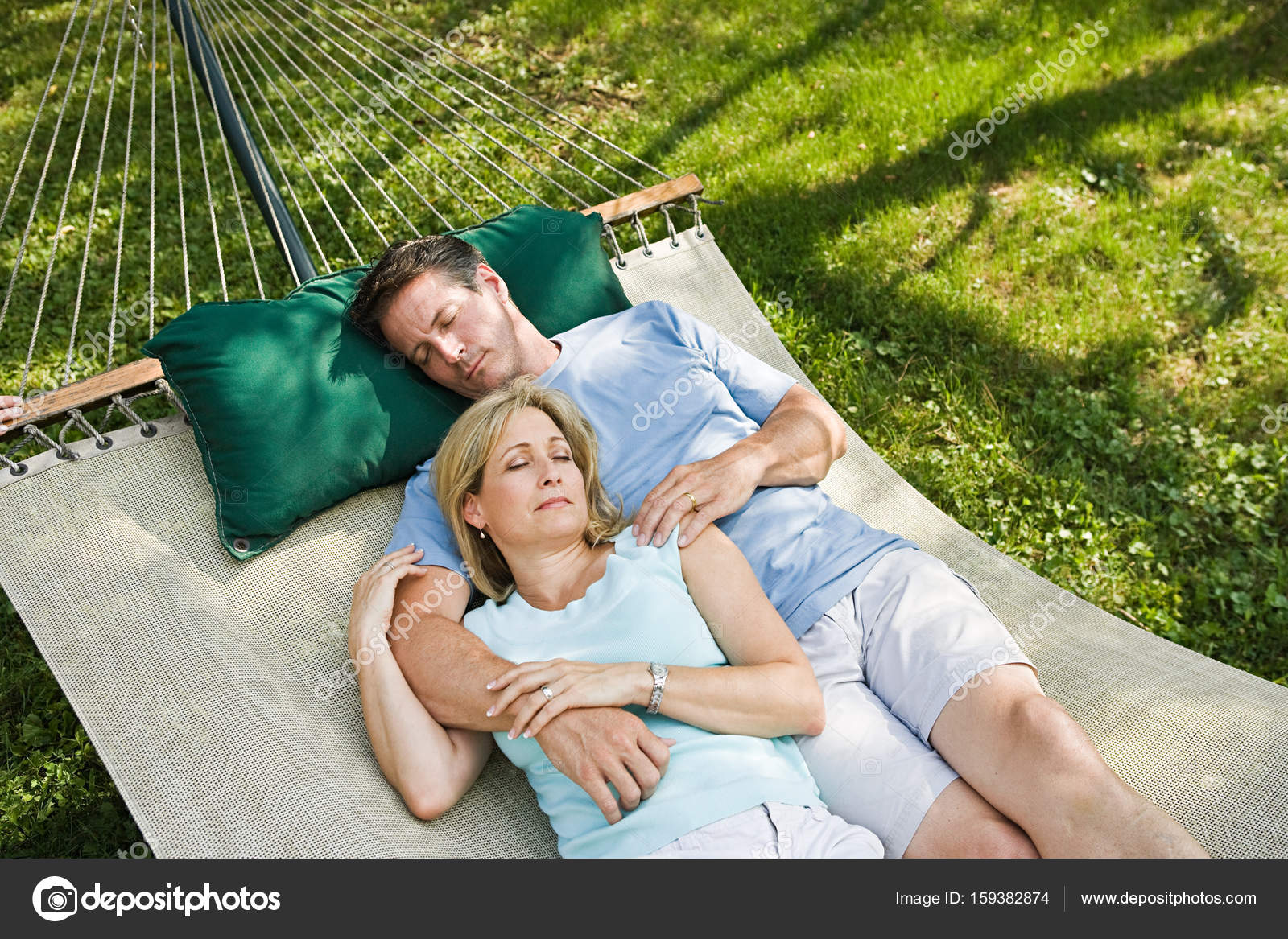 Questões irrelevantes que me tiram o sono? Depositphotos_159382874-stock-photo-couple-lying-in-hammock