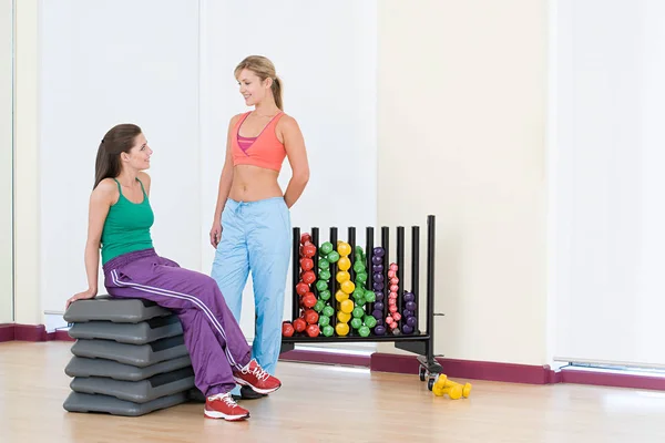 Mujeres relajándose después del entrenamiento — Foto de Stock