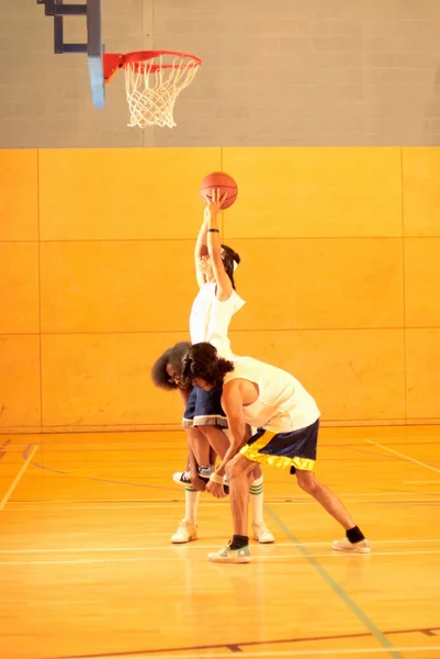 Tres jugadores de baloncesto — Foto de Stock