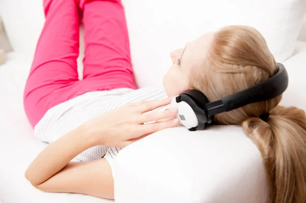 Mujer escuchando música usando auriculares — Foto de Stock