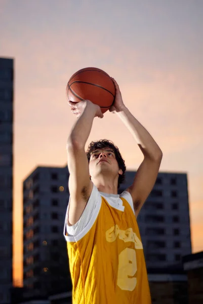 Basketballspieler beim Ballwurf — Stockfoto