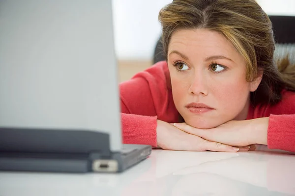 Mujer mirando el ordenador portátil — Foto de Stock