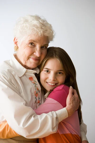 Tyttö ja isoäiti halaus — kuvapankkivalokuva
