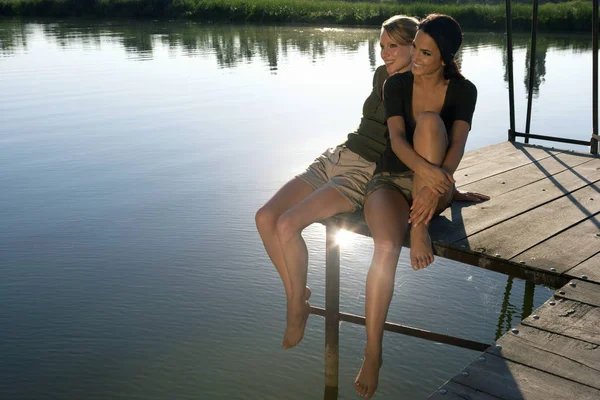 Deux femmes assises sur une jetée — Photo